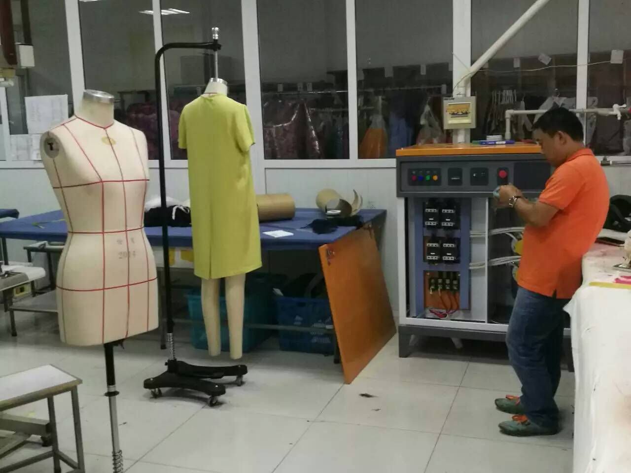 高熱效，拒絕浪費(fèi)，服裝廠加工使用廣東整燙電蒸汽發(fā)生器