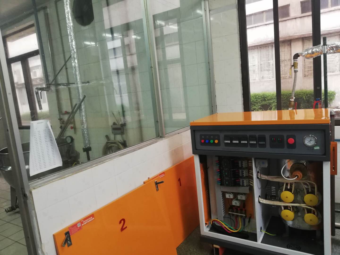 精準(zhǔn)控溫啤酒發(fā)酵，采用山西全自動(dòng)電加熱蒸汽發(fā)生器